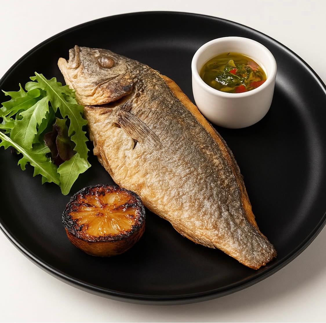 Dorada entera a la gran fritura en salsa de limón, alcaparras, cebollas encurtidas, tomates secos y azafrán