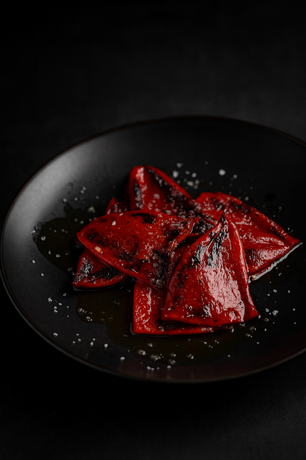 Pimientos piquillos al grill con aceite de trufa y escamas de sal